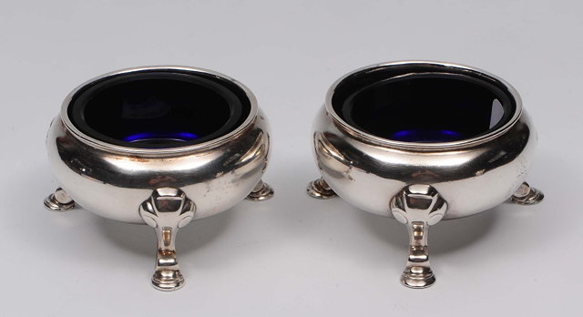 Appraisal: A pair of Georgian silver saltsof plain circular form on