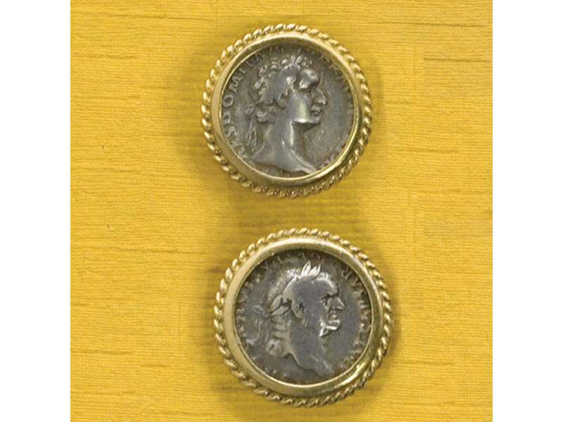 Appraisal: ROMAN COIN CUFFLINKS A pair of toggle back k yellow