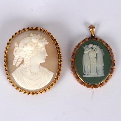 Appraisal: A shell cameo brooch depicting a Classical lady in profile