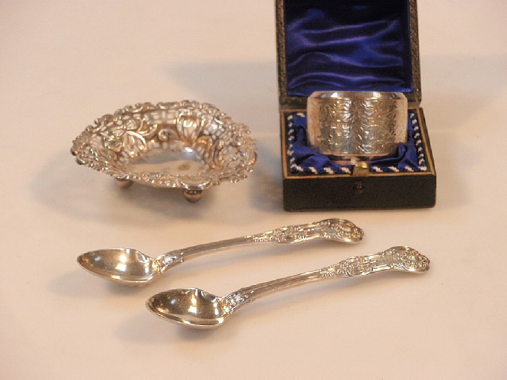 Appraisal: An Edward VII silver napkin ring inscribed Father engraved with