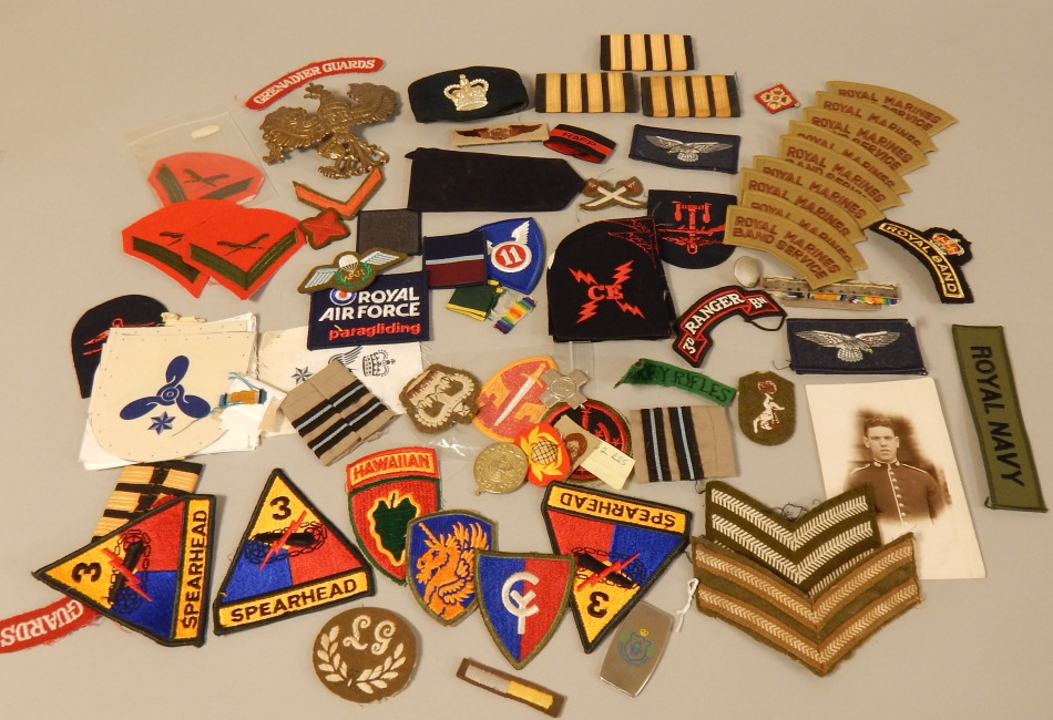 Appraisal: A large quantity of regimental cloth badges to include Royal