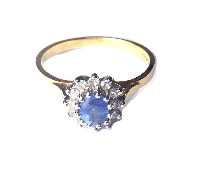 Appraisal: An ct gold sapphire and diamond set oval cluster ring