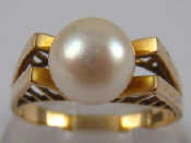 Appraisal: A yellow metal tests carat gold cultured pearl ring pearl