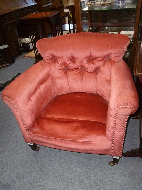 Appraisal: A SMALL EDWARDIAN PINK DRAYLON BUTTON UPHOLSTERED TUB CHAIR with