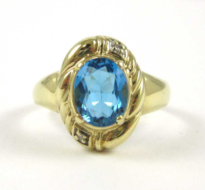 Appraisal: BLUE TOPAZ DIAMOND AND TEN KARAT GOLD RING The yellow