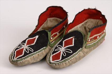 Appraisal: PAIR OF EASTERN WOODLANDS MOCCASINS in See Pleasing The Spirits