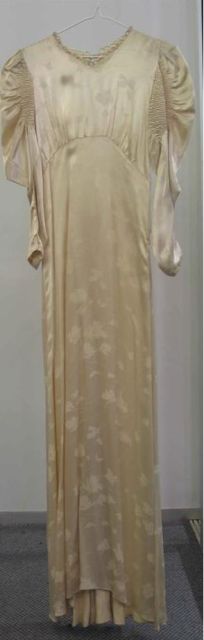 Appraisal: Evening dress in cream floral patterned silk satin with rushed