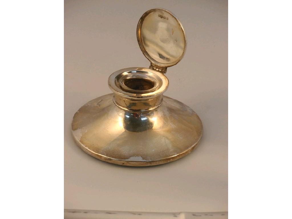 Appraisal: A George V silver capstan ink well London with a