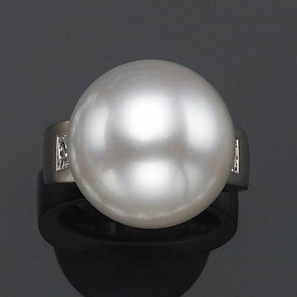 Appraisal: A South Sea cultured pearl diamond and eighteen karat white