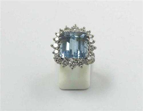 Appraisal: AQUAMARINE AND BRILLIANT-CUT DIAMOND RING White gold Elegant ring the