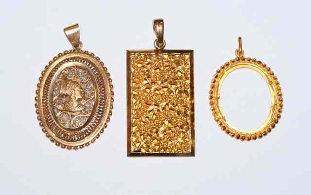 Appraisal: A CHINESE GOLD RECTANGULAR PENDANT in the form of cherry