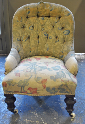 Appraisal: Victorian button backed nursing chair raised on short turned walnut