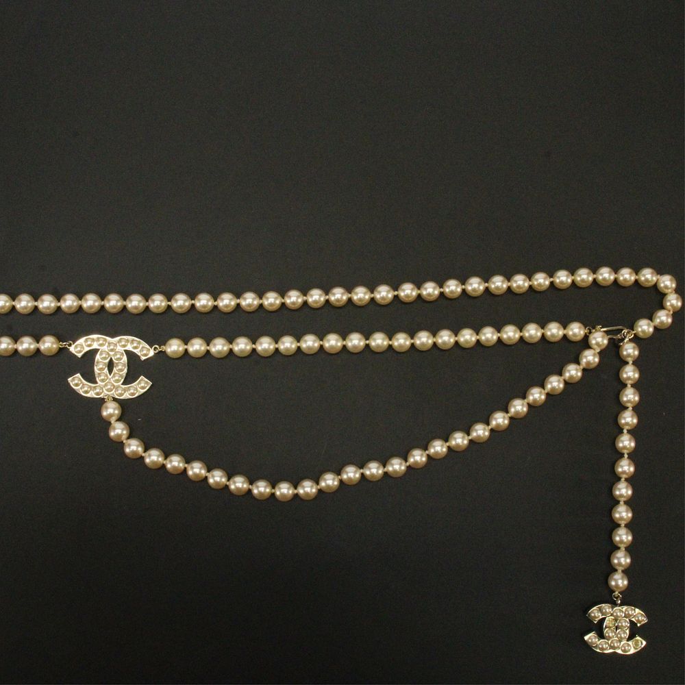 Appraisal: Chanel Pearl Belt A continuous collection Chanel Pearl belt Pearls