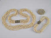 Appraisal: A mixed lot comprising a freshwater pearl necklace and bracelet