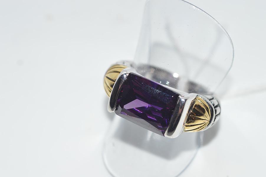 Appraisal: A PURPLE AND COLOURLESS STONE SET RING IN SILVER A