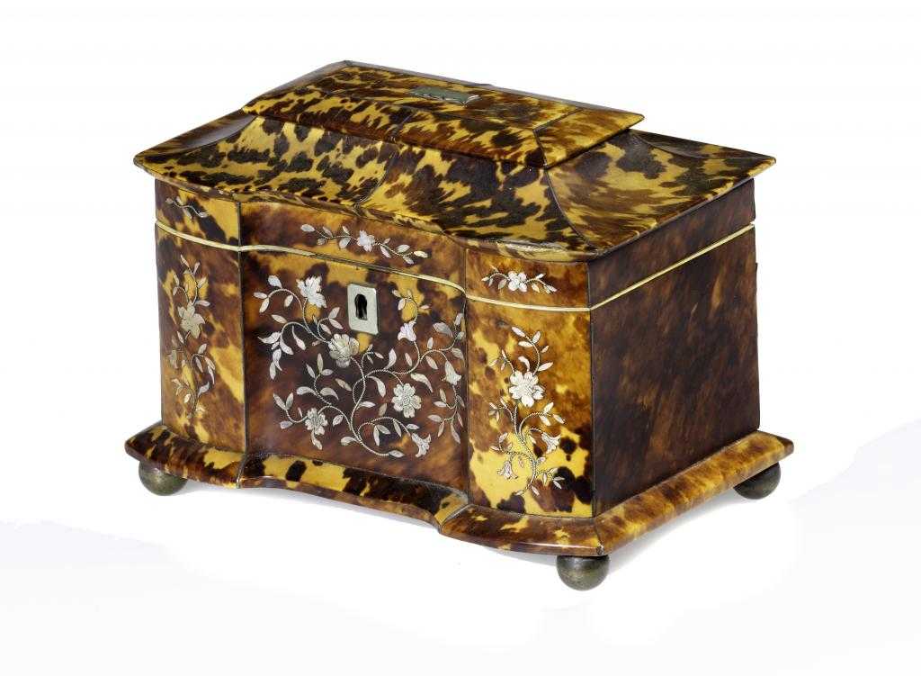 Appraisal: AN EARLY VICTORIAN TORTOISESHELL TEA CADDY veneered in blonde shell