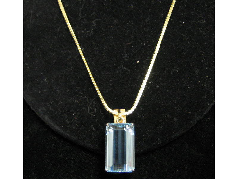 Appraisal: AQUAMARINE PENDANT Yellow gold pendant set with one rectangular faceted