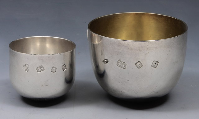 Appraisal: A SILVER TUMBLER CUP of plain form and gilt interior