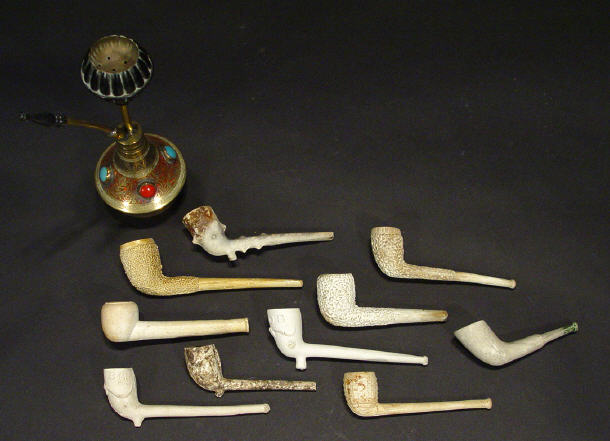 Appraisal: Collection of clay pipes two moulded with buffalo horns together