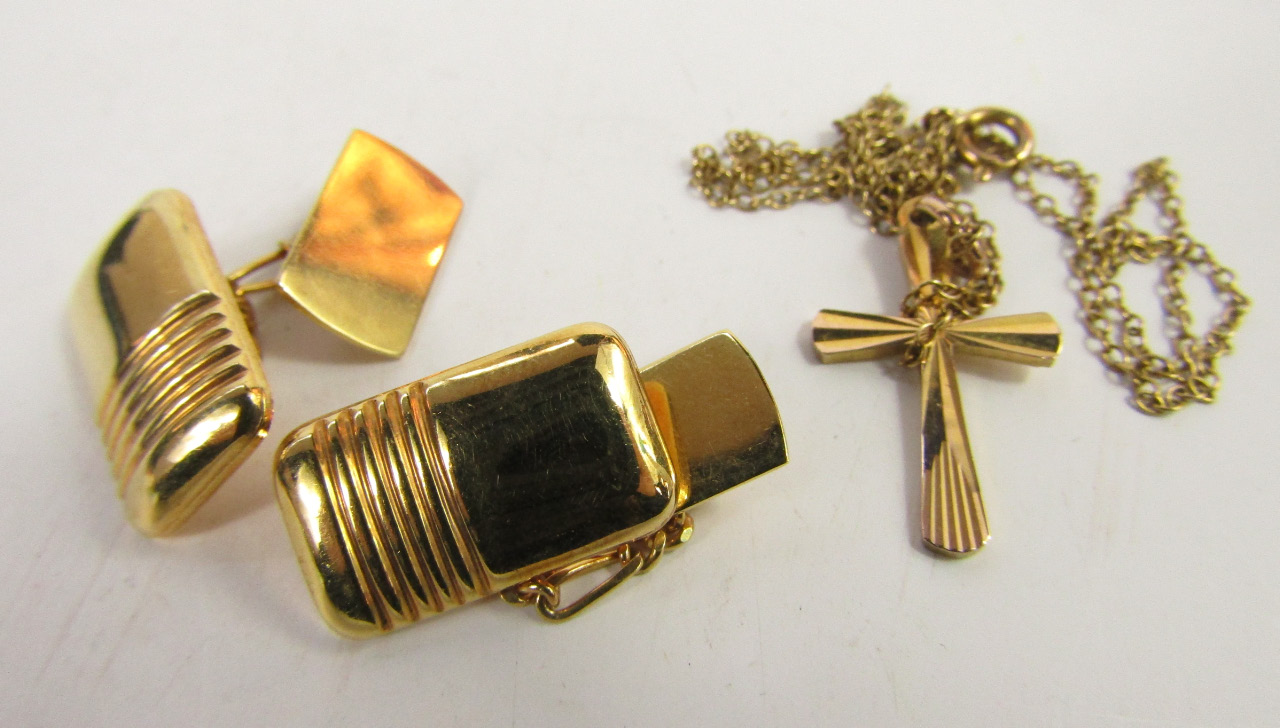 Appraisal: A pair of gentleman's ct gold chain link cufflinks and