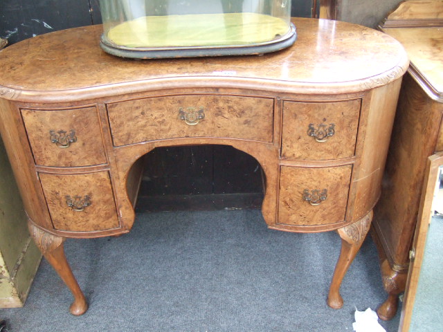 Appraisal: An early th century walnut kidney shaped dressing table with