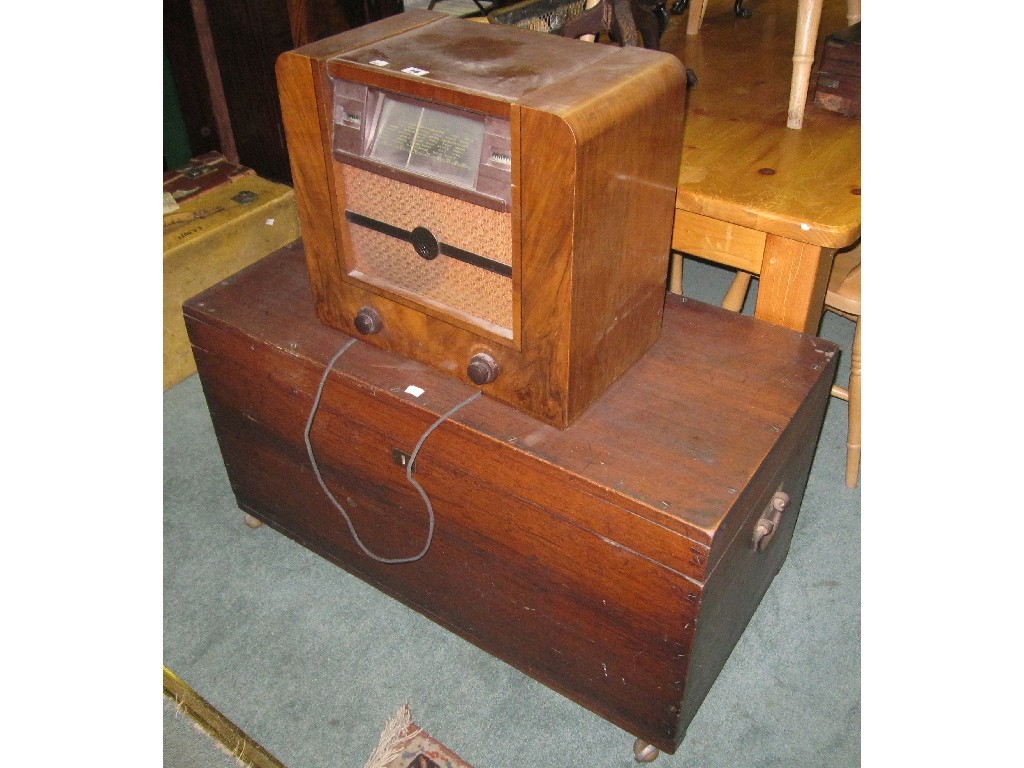 Appraisal: Lot comprising wood cased radio and a blanket box