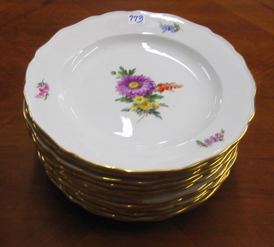 Appraisal: A SET OF TWELVE GERMAN MEISSEN PORCELAIN DINNER PLATES pattern