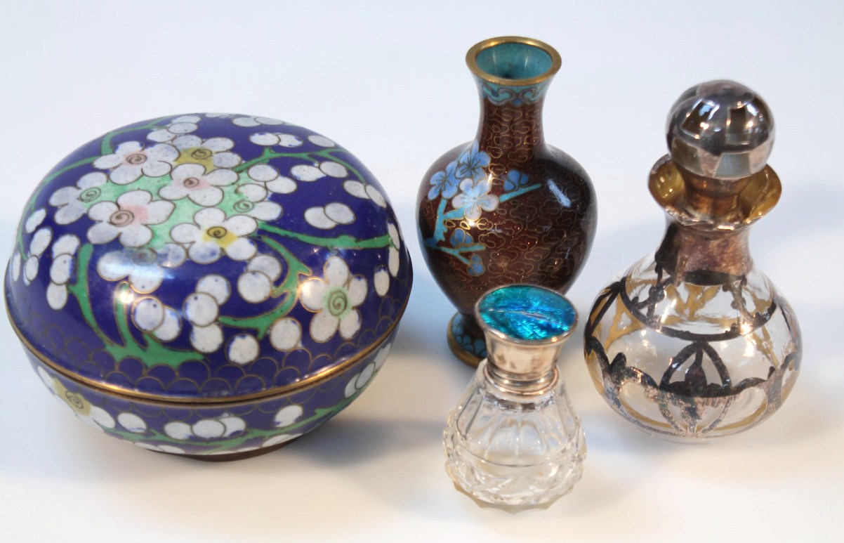 Appraisal: An early thC cut glass perfume bottle with enamel and