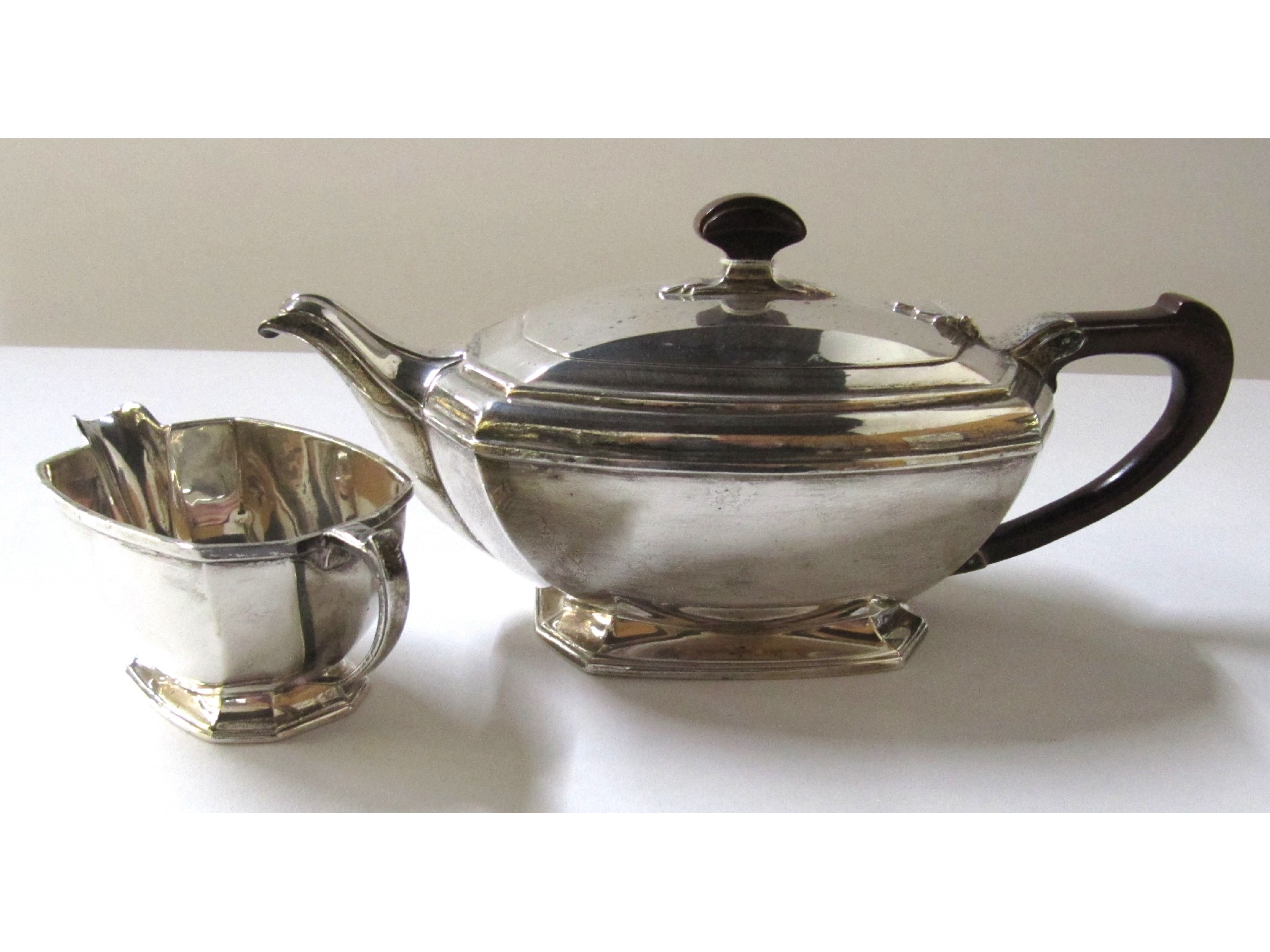 Appraisal: A silver teapot with matching cream jug Birmingham