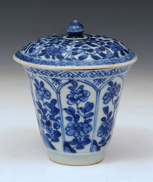 Appraisal: A CHINESE VUNG TAU CARGO PORCELAIN CUP and cover with