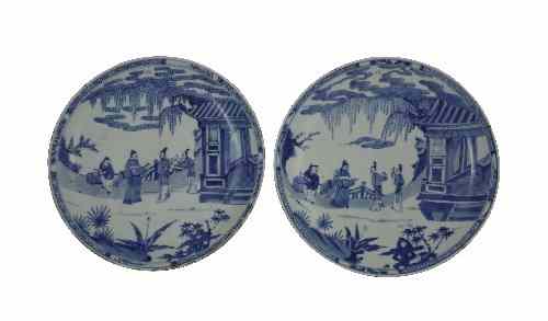 Appraisal: A pair of Chinese blue and white saucer dishes encircled