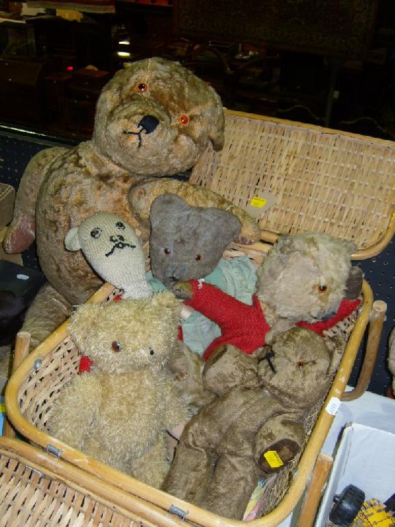 Appraisal: A collection of six various teddy bears including older examples