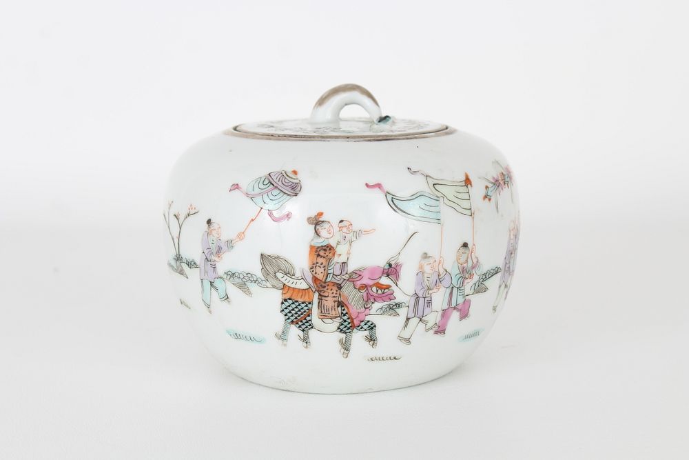 Appraisal: Chinese Covered Sugar Bowl Qing Dynasty Chinese Famille Rose Covered