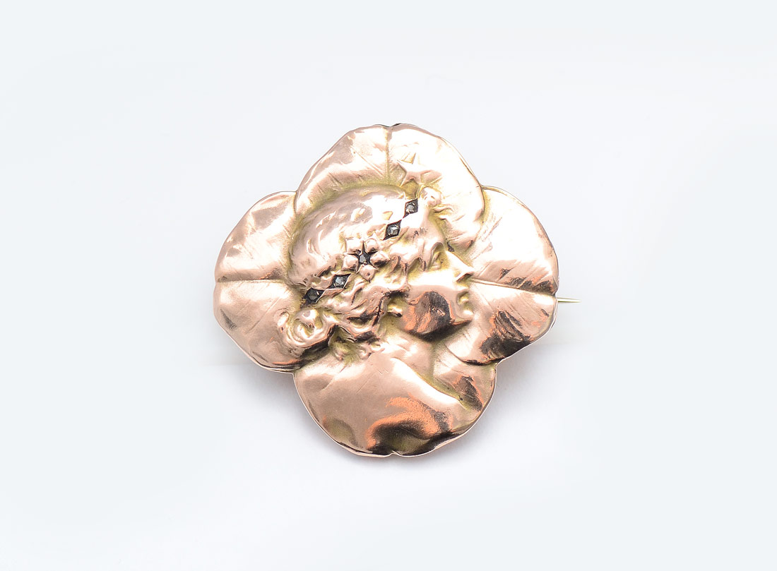 Appraisal: ART NOUVEAU K BROOCH K yellow gold leaf design with