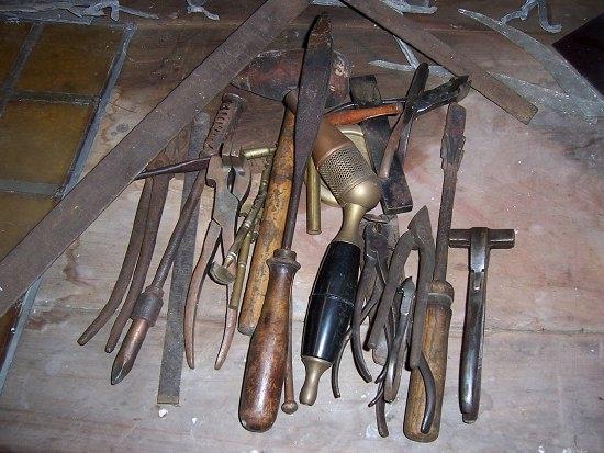 Appraisal: A quantity of glazier's tools including glass cutters a blow