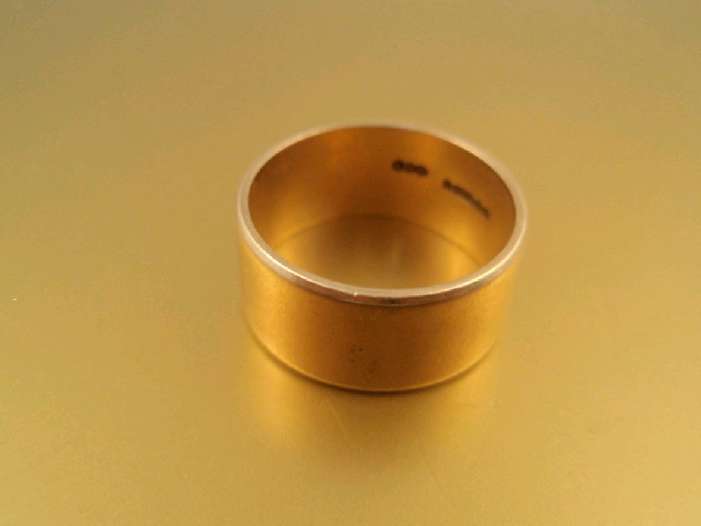 Appraisal: Gentleman's ct gold wide wedding ring London assay g