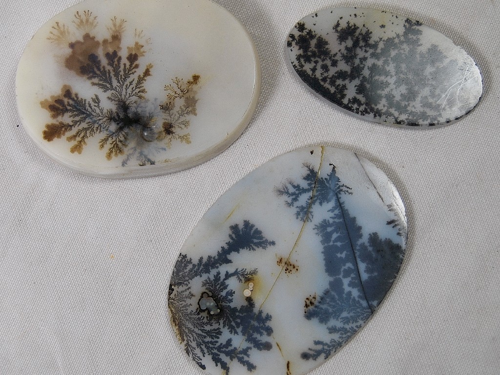 Appraisal: Three oval dendritic agate small plaques