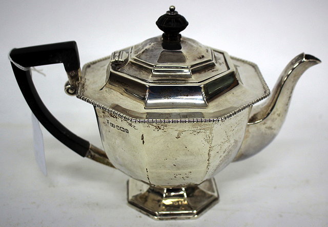 Appraisal: AN EARLY TH CENTURY SILVER BACHELORS TEAPOT OF OCTAGONAL FORM