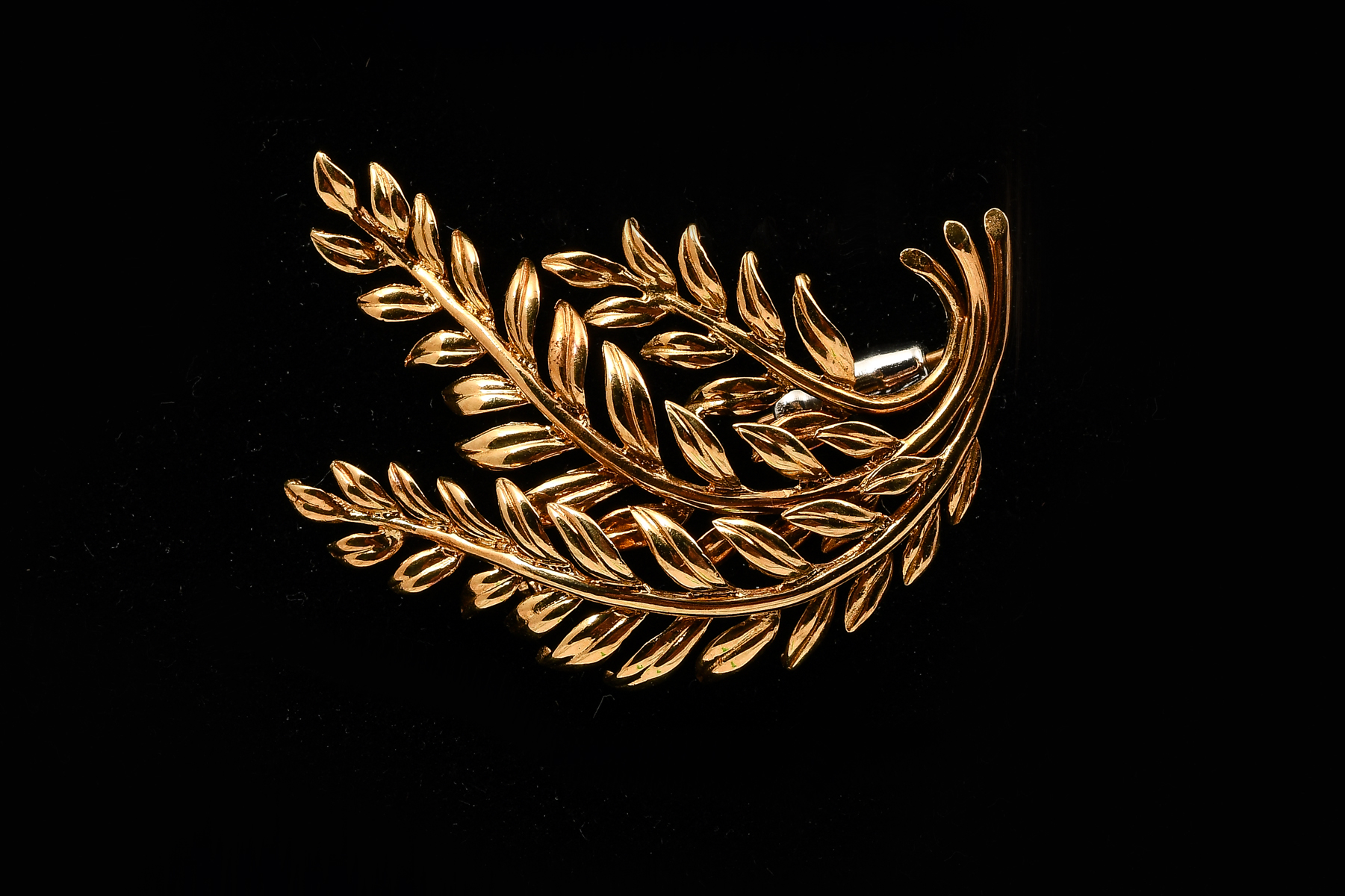 Appraisal: VINTAGE TIFFANY CO K CLASSIC LEAF BROOCH Classic K yellow