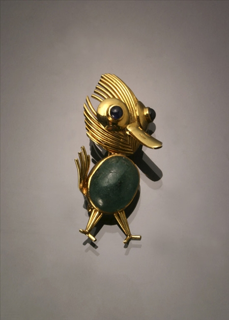 Appraisal: -Karat Yellow-Gold Emerald and Blue Sapphire Duckling Brooch The body