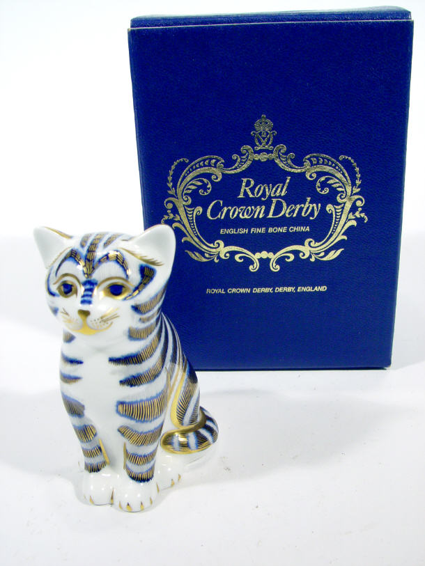 Appraisal: Royal Crown Derby cat paperweight with gold stopper factory marks