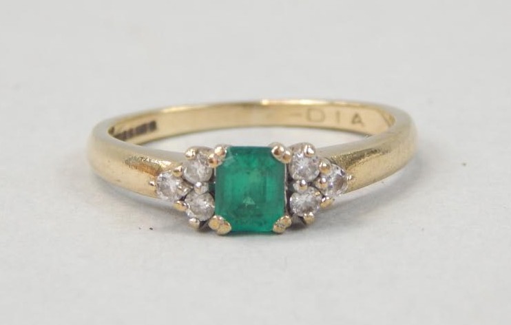 Appraisal: A ladies dress ring with small green stone and white