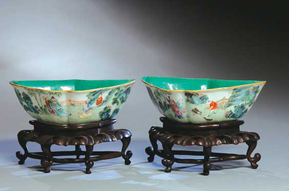 Appraisal: PAIR ANTIQUE FAMILLE ROSE BOWLS Pair antique Chinese Famille Rose