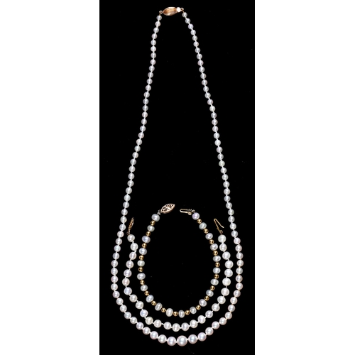 Appraisal: A cultured pearl necklace of - mm cultured pearls gold