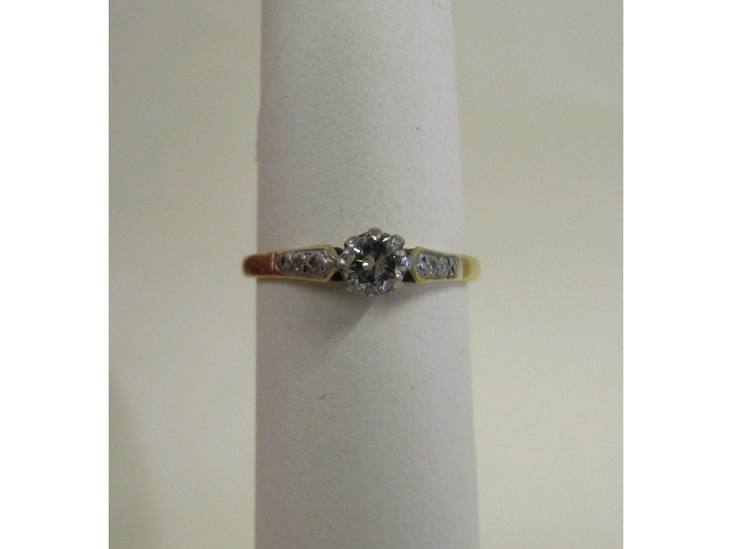 Appraisal: Eighteen carat gold diamond solitaire ring with brilliant cut diamond