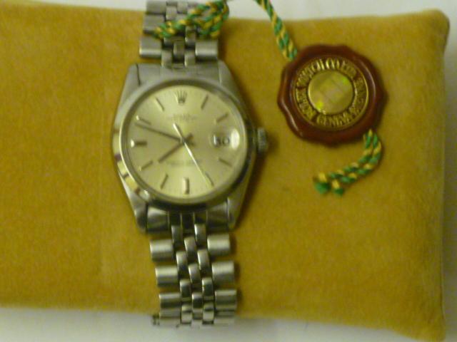 Appraisal: A GENTLEMAN'S ROLEX OYSTER WRISTWATCH the light champagne dial with