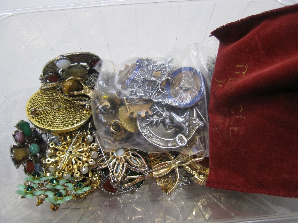 Appraisal: Box of costume jewellery compact etc