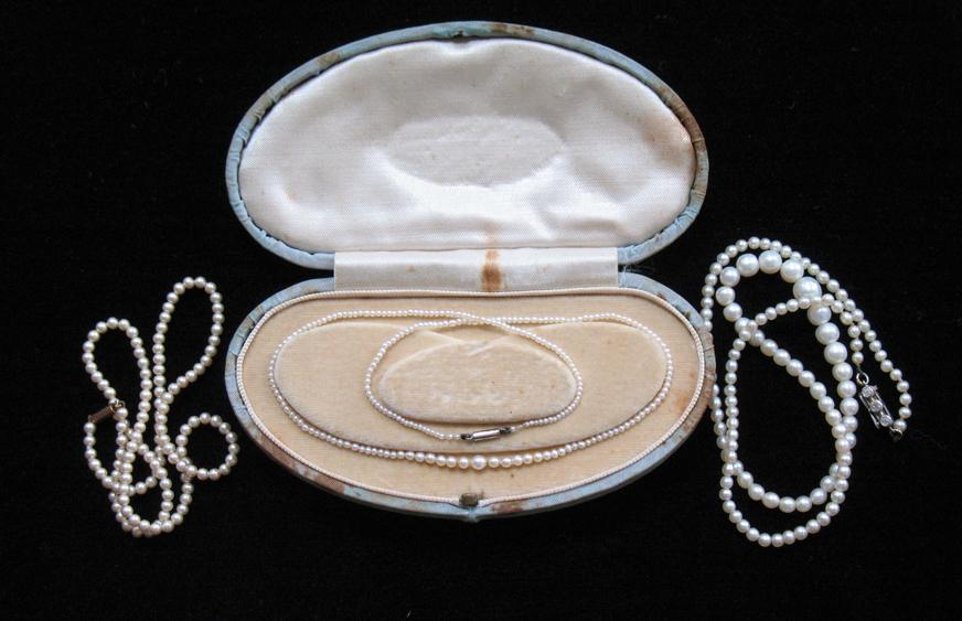 Appraisal: A GRADUATED ROW OF SEED PEARLS with a plain white