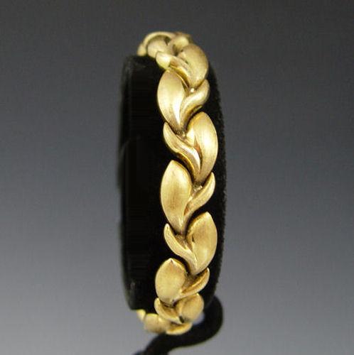 Appraisal: K GOLD FASHION BRACELET K yellow gold bracelet Puffed links