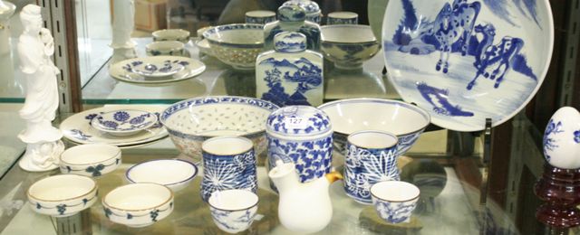 Appraisal: An assortment of blue and white and blanc-de-chine oriental porcelain